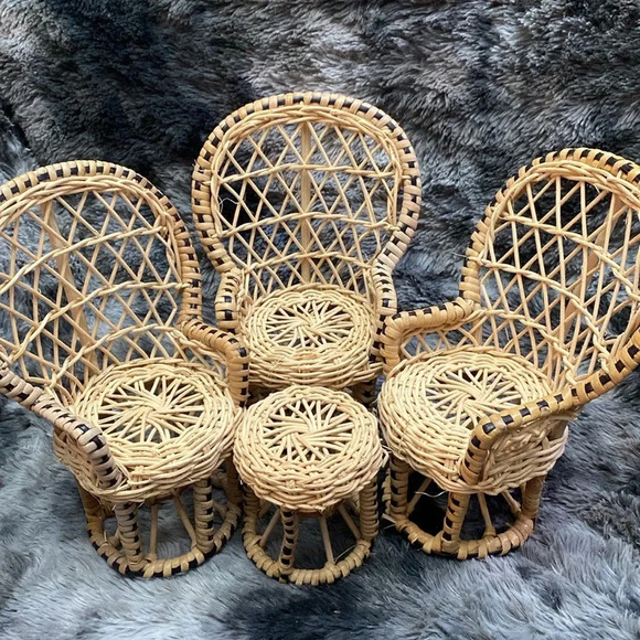 3 Vintage Miniature Wicker Rattan Peacock Chairs and 1 table - Picture 14 of 16